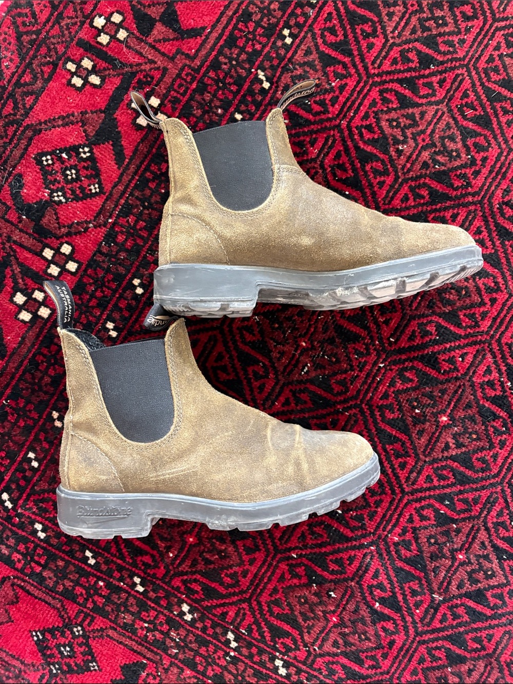 Blundstone Chelsea Boots in Olive Green Suede